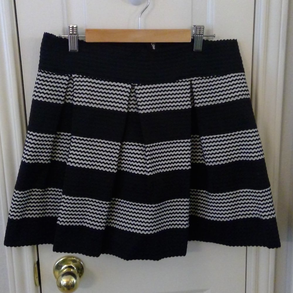 Petit Gateau pleated black & white skirt, size XL